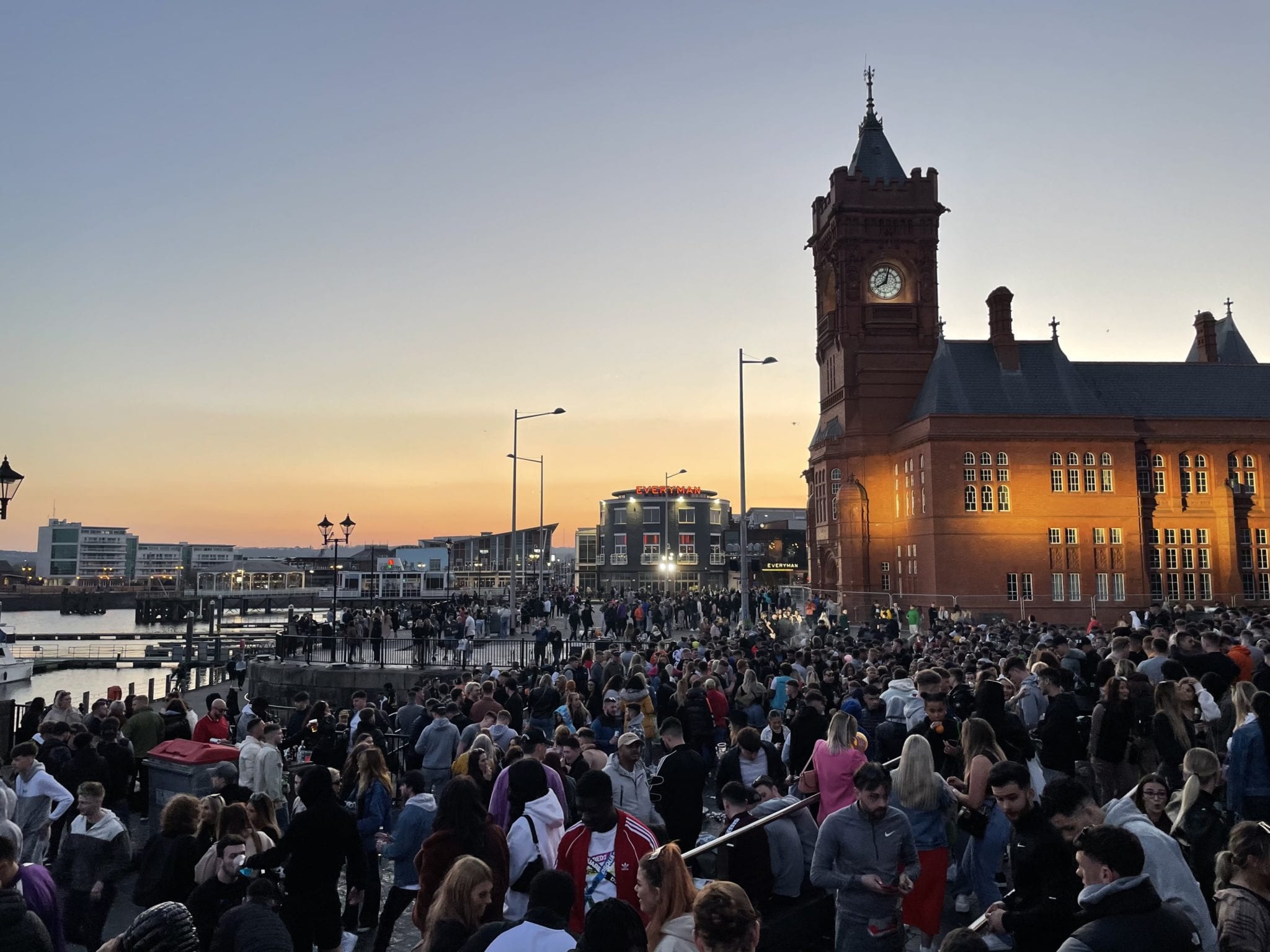 Video shows hundreds taking part in massive party in Cardiff Bay